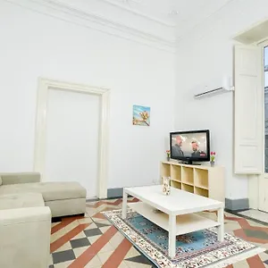 https://edificio-storico-appartamento-2-piani-centro-di-catania.sicilyhotelsitaly.net